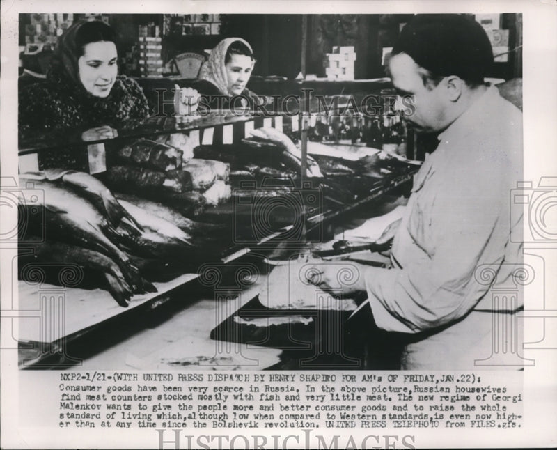 Load image into Gallery viewer, 1954 Press Photo Russian housewives buy a very little meat
