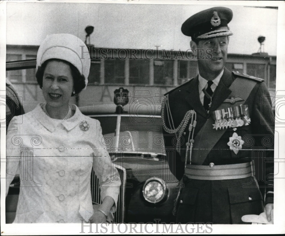 1969 Press Photo Queen Elizabeth and Prince Philip about to board a plane- Historic Images