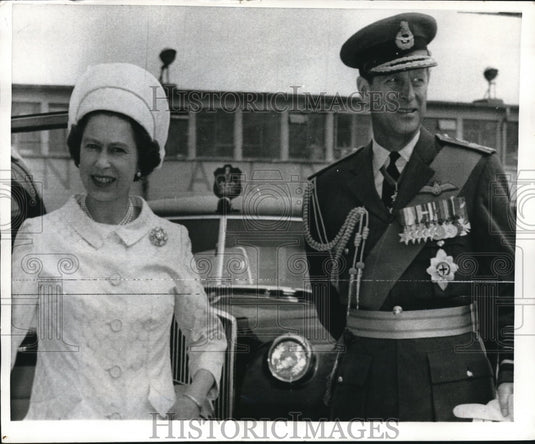 1969 Press Photo Queen Elizabeth and Prince Philip about to board a plane- Historic Images