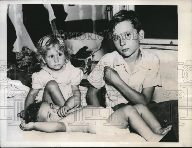 Load image into Gallery viewer, 1946 Press Photo Janice, John Jr., and Constance as they became orphans
