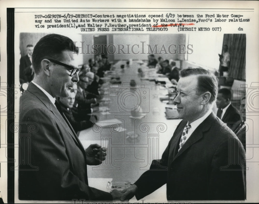 1961 Press Photo Detroit Michigan, contracts with Ford Motor Co & United Auto