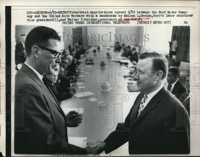 Load image into Gallery viewer, 1961 Press Photo Detroit Michigan, contracts with Ford Motor Co &amp; United Auto
