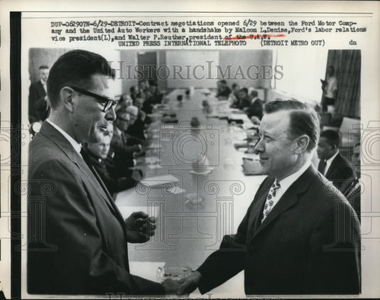 1961 Press Photo Detroit Michigan, contracts with Ford Motor Co & United Auto