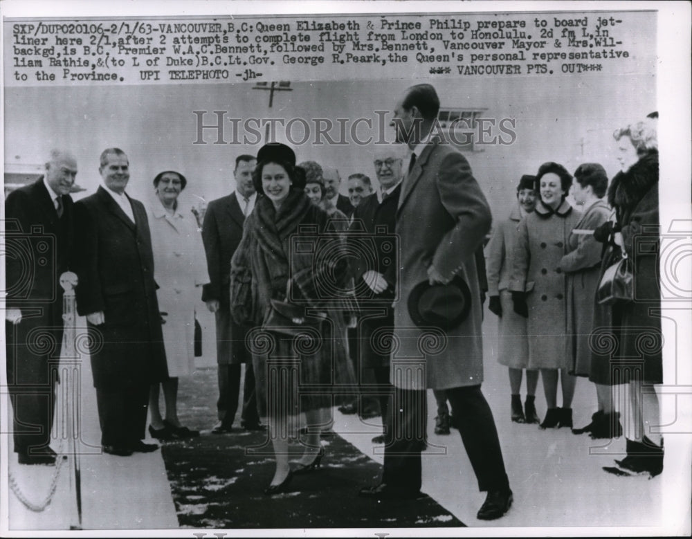 1963 Press Photo Queen Elizabeth & Prince Philip board flight in Vancouver- Historic Images