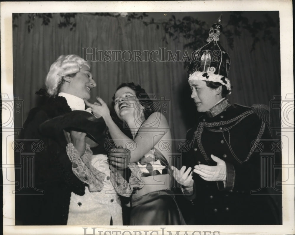 1939 Press Photo Great American Public Flirts- Historic Images