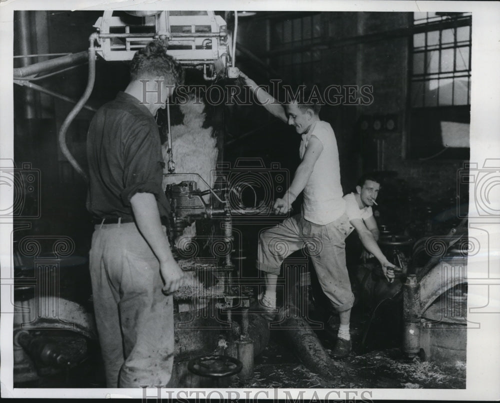 1949 Press Photo Gene Munson,Jack Austin,Gimmey At The Lake Shore Sugar Company