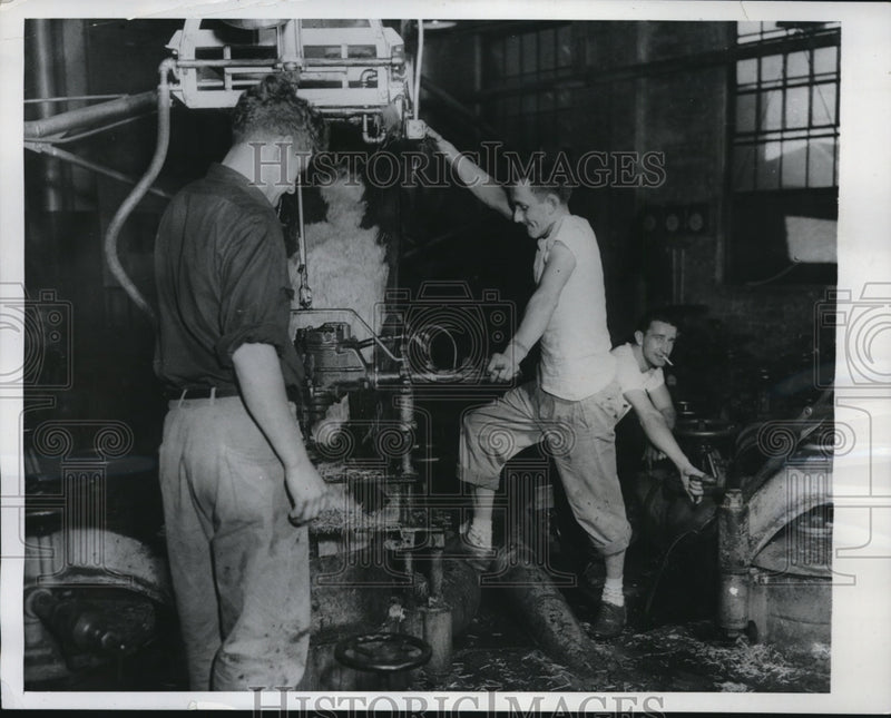 Load image into Gallery viewer, 1949 Press Photo Gene Munson,Jack Austin,Gimmey At The Lake Shore Sugar Company
