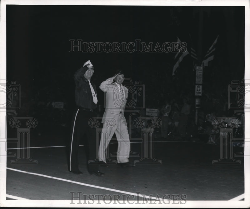 Load image into Gallery viewer, 1954 Press Photo Secy of the Interior Douglas McKay and Oregon State Commader
