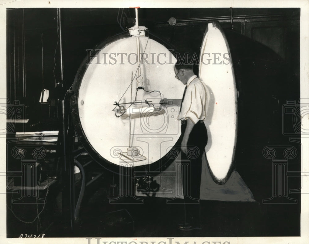 1932 Press Photo A.H. Young of General Electric measuring a new light source
