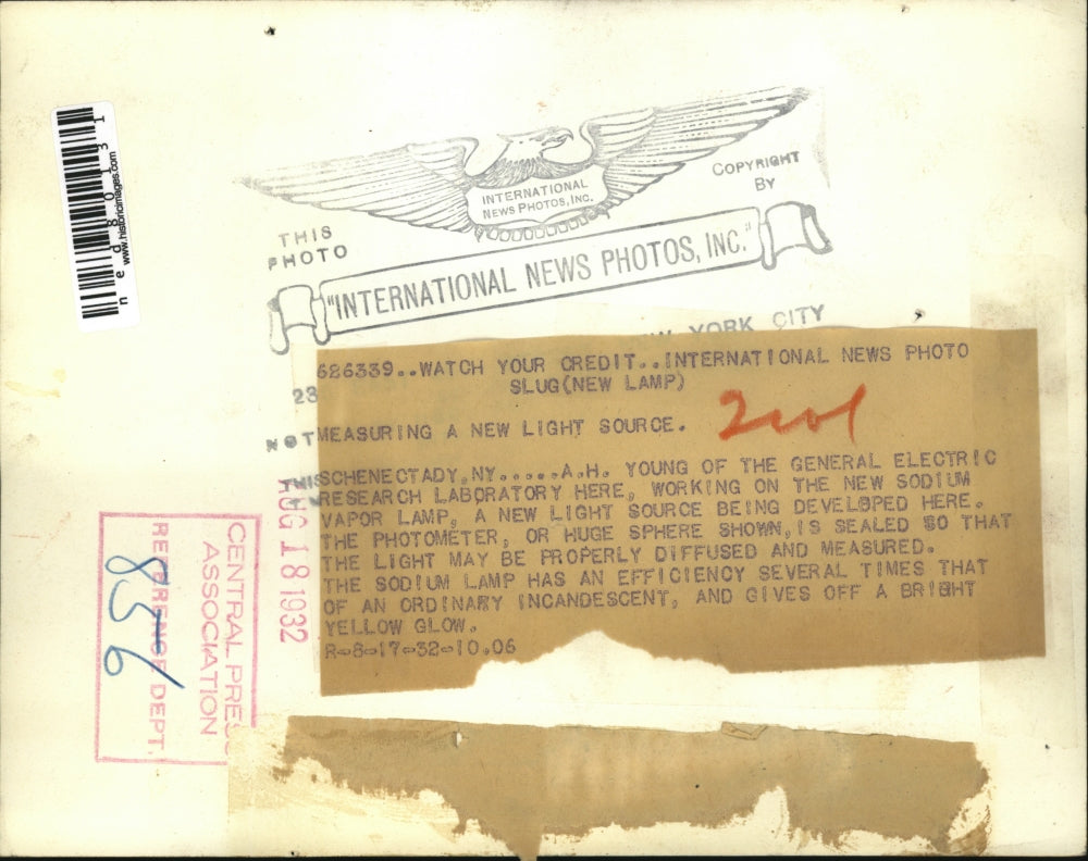 1932 Press Photo A.H. Young of General Electric measuring a new light source