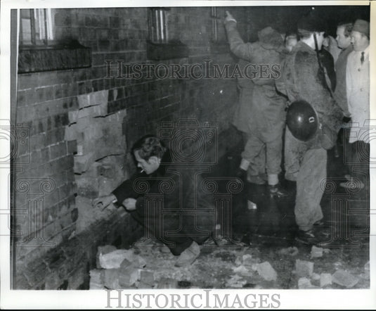 1970 Press Photo Soldiers inspect bomb damage in Brown Square Barracks- Historic Images