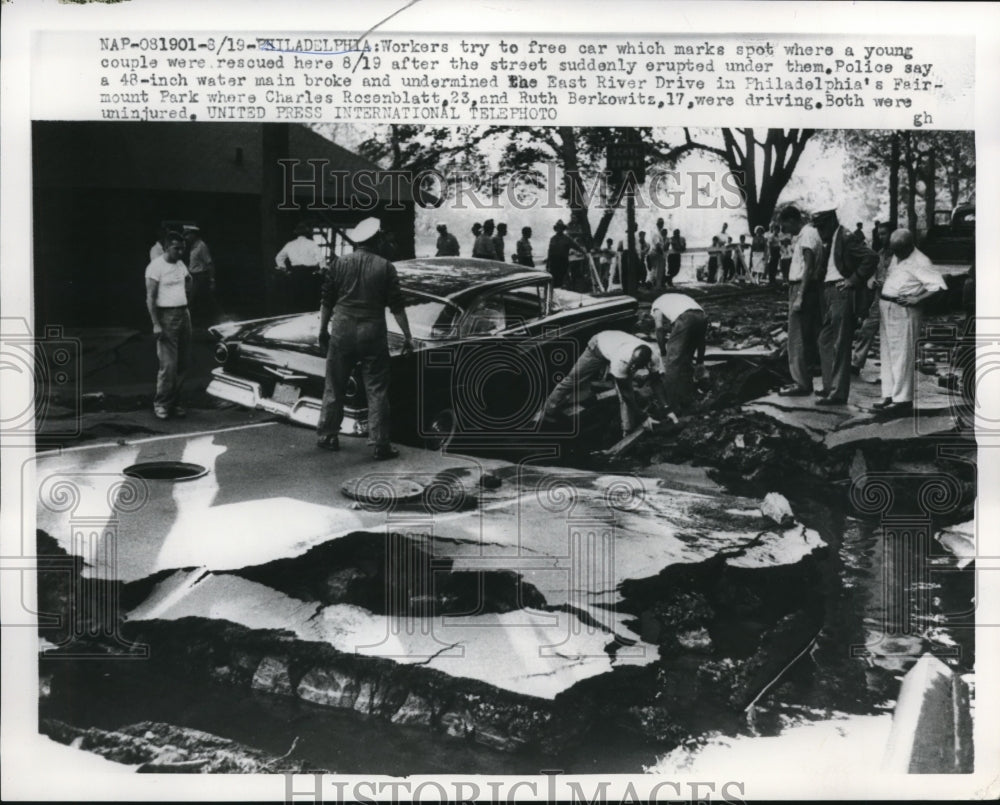 1959 Press Photo Workers Try To Free Car With Charles Rosenblatt,Ruth Berkowitz