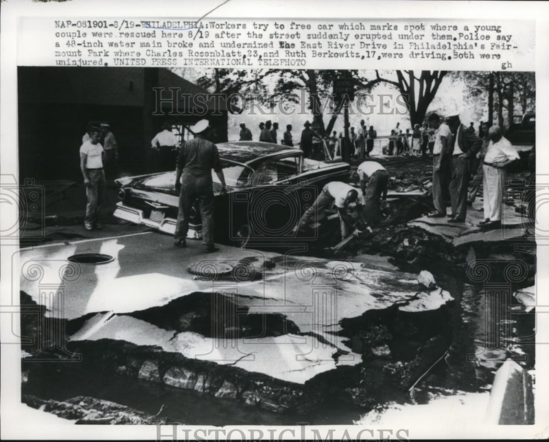 Load image into Gallery viewer, 1959 Press Photo Workers Try To Free Car With Charles Rosenblatt,Ruth Berkowitz
