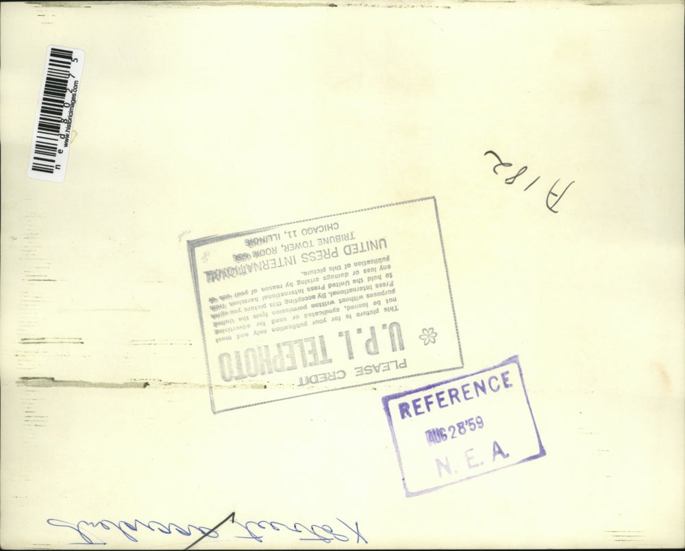 1959 Press Photo Workers Try To Free Car With Charles Rosenblatt,Ruth Berkowitz