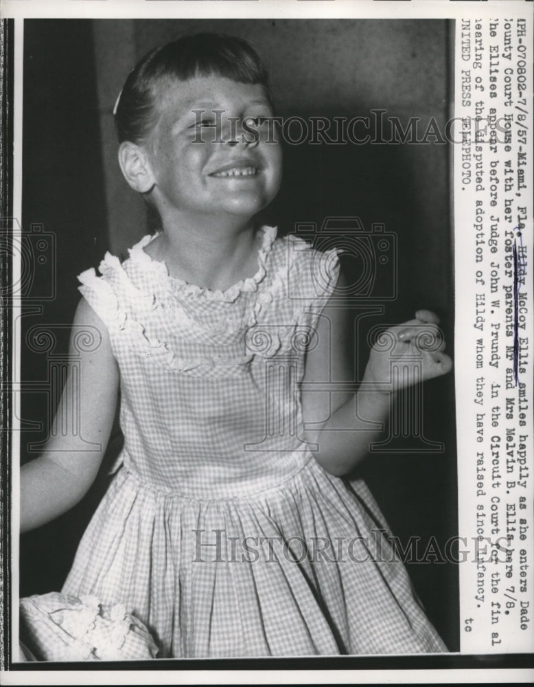 1957 Press Photo Hildy MaCoy Ellis smiles as she enters the Dade County Court