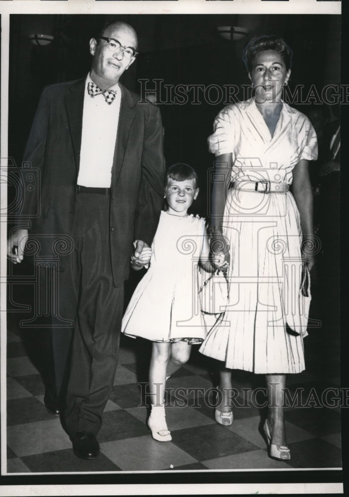 Load image into Gallery viewer, 1957 Press Photo Hildy McCoy with her foster parents arrived Dade County Court
