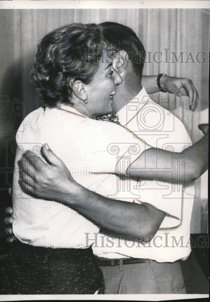 1957 Press Photo Melvin Ellis & wife after the judge awarded them the custody