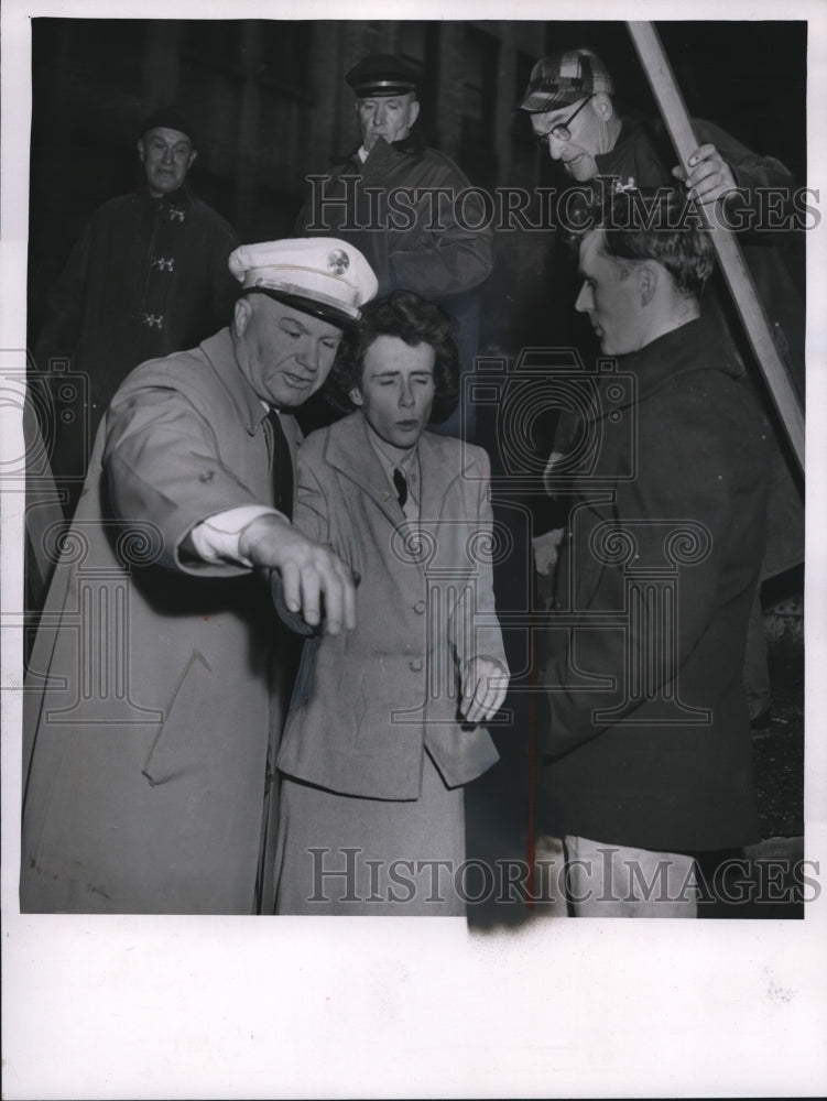 Load image into Gallery viewer, 1954 Press Photo Assistant fire chief Frank Cooney and Connie Brophy
