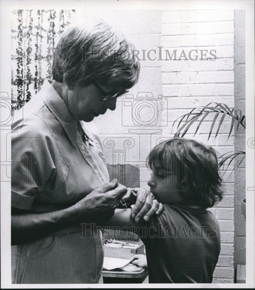1977 Press Photo Paul Stazzone with Mrs. Veronica Ruppel, Cleveland public nurse