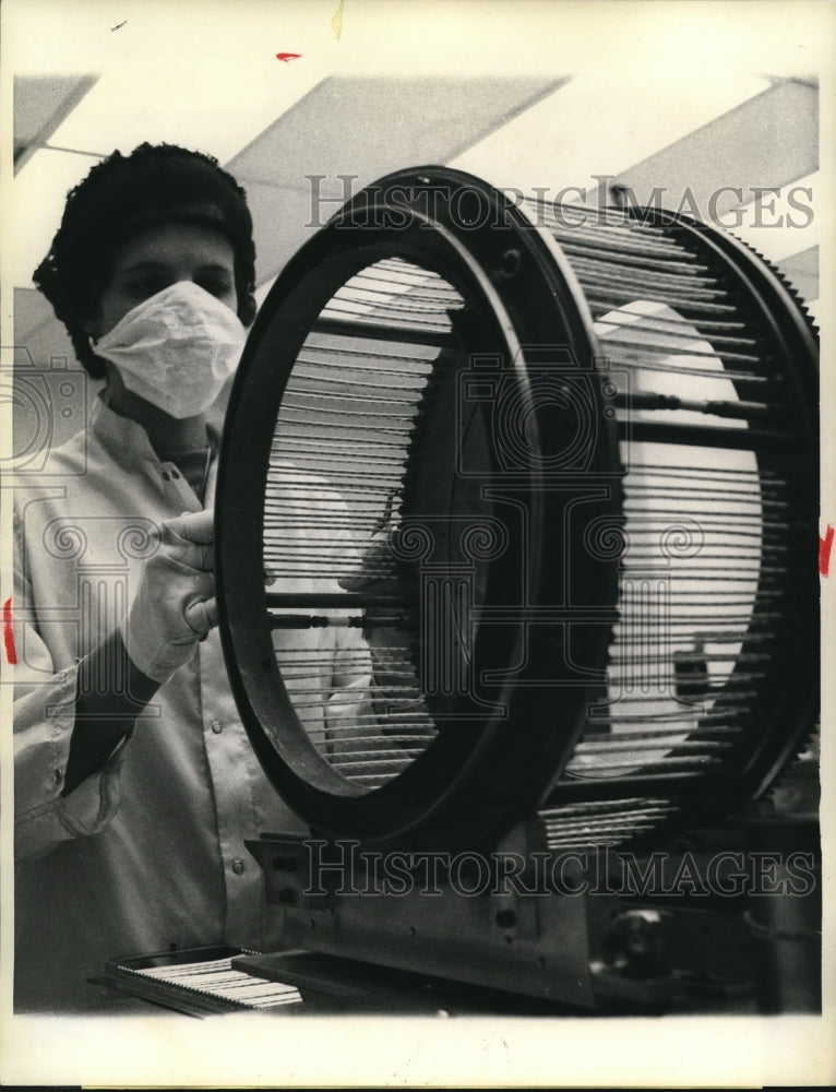 1975 Press Photo Riding the "Ferris Wheel" are cylindrical ceramic rods