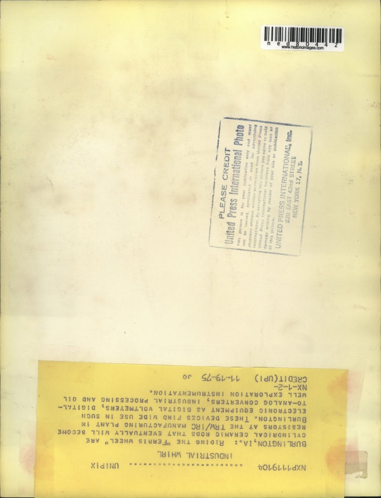 1975 Press Photo Riding the "Ferris Wheel" are cylindrical ceramic rods