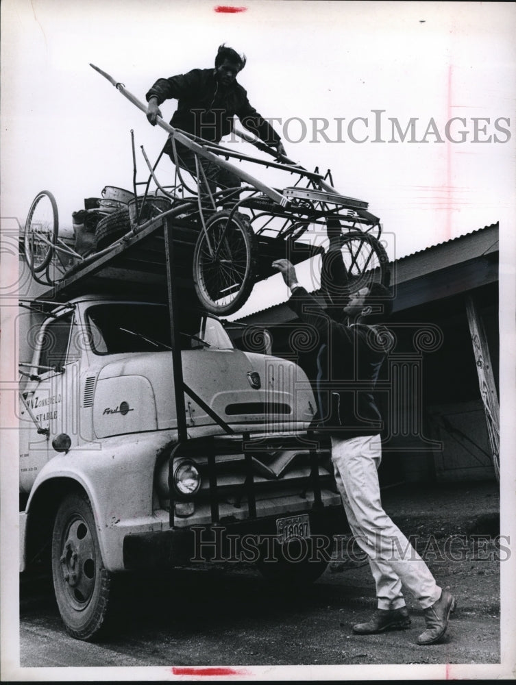 1967 Press Photo Lloyd Nungester helping Trainer Driver Herman Van Zonneveld- Historic Images