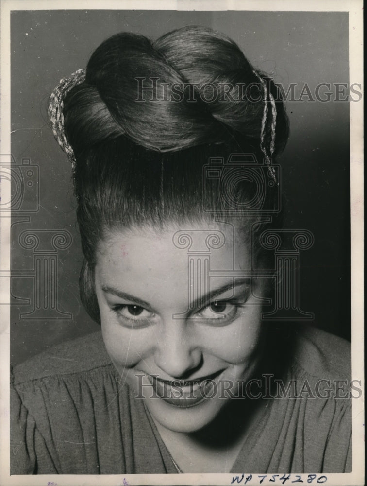 1945 Press Photo Sophisticated Coiffure w/ Golden Chains twisting into coils