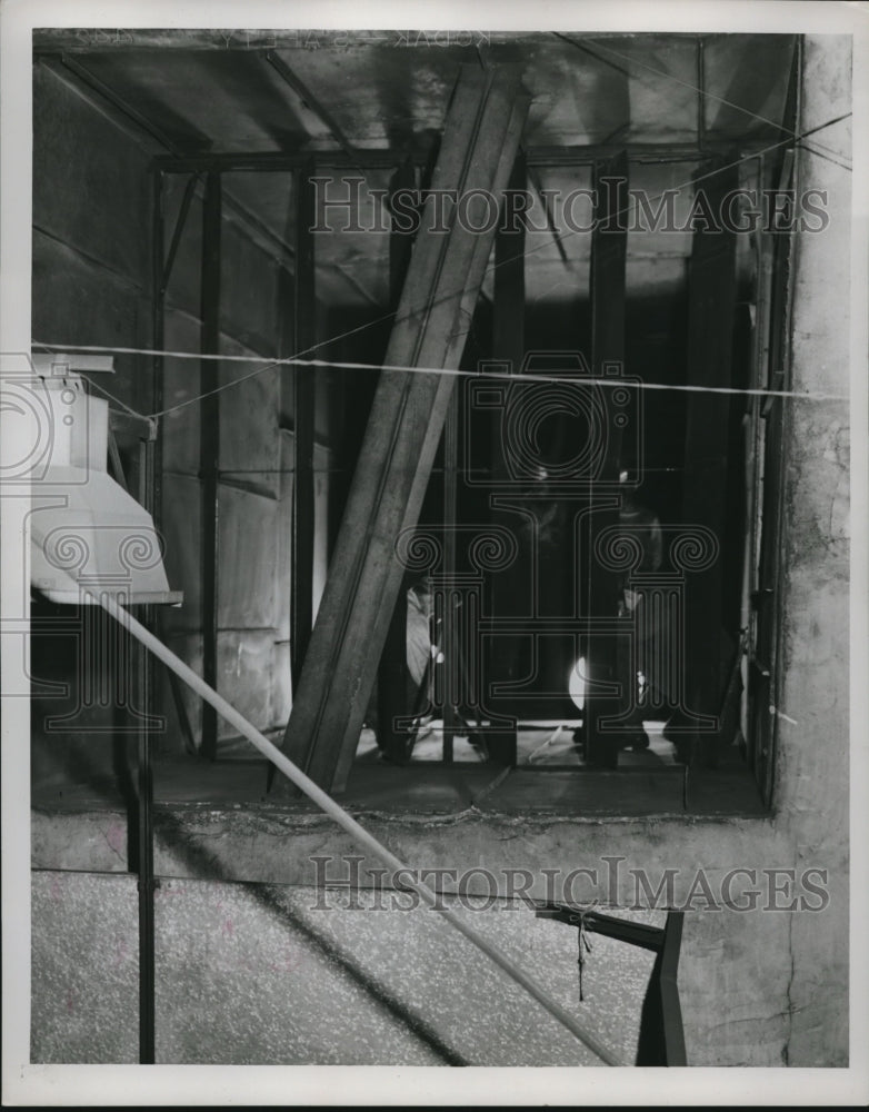 1953 Press Photo Cleaning air vents in public hall in public auditorium.
