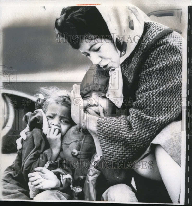 Load image into Gallery viewer, 1962 Press Photo Mrs Isabelle Miller, a passing motorist comforted Lawrence
