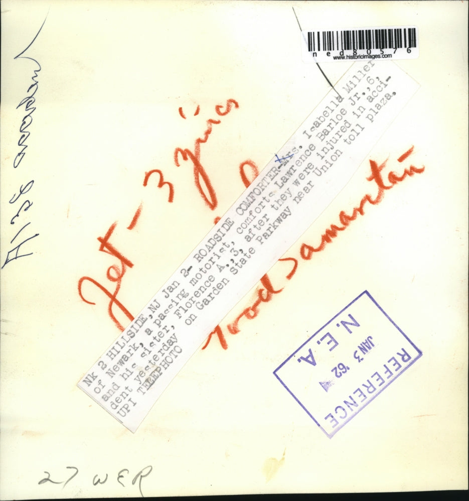 1962 Press Photo Mrs Isabelle Miller, a passing motorist comforted Lawrence