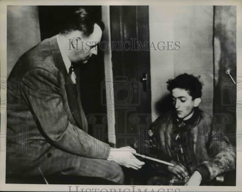 1951 Press Photo Detective Joseph Coogan questions Leroy Flanders on .22 rifle