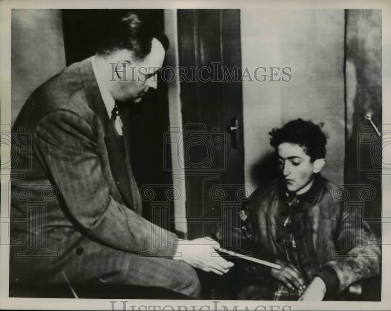 Load image into Gallery viewer, 1951 Press Photo Detective Joseph Coogan questions Leroy Flanders on .22 rifle
