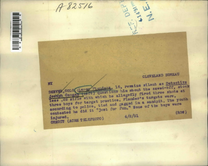 Load image into Gallery viewer, 1951 Press Photo Detective Joseph Coogan questions Leroy Flanders on .22 rifle
