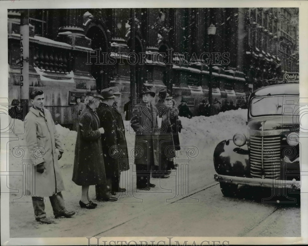 1944 Press Photo Toronto new traffic by law which makes it an offense to run