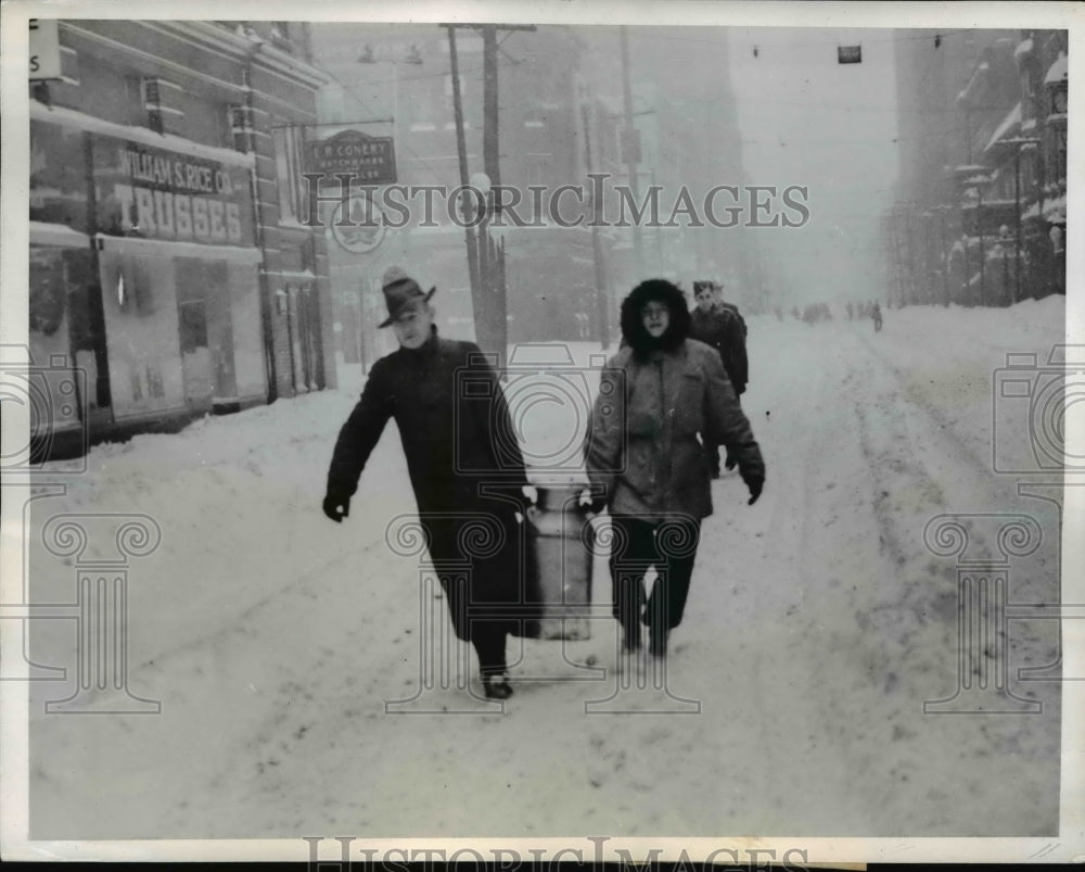 1944 Press Photo Toronto with city crippled by snowstorm these restaurant