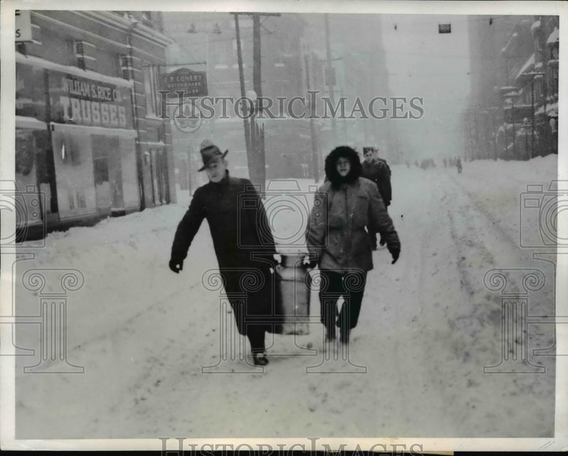 Load image into Gallery viewer, 1944 Press Photo Toronto with city crippled by snowstorm these restaurant
