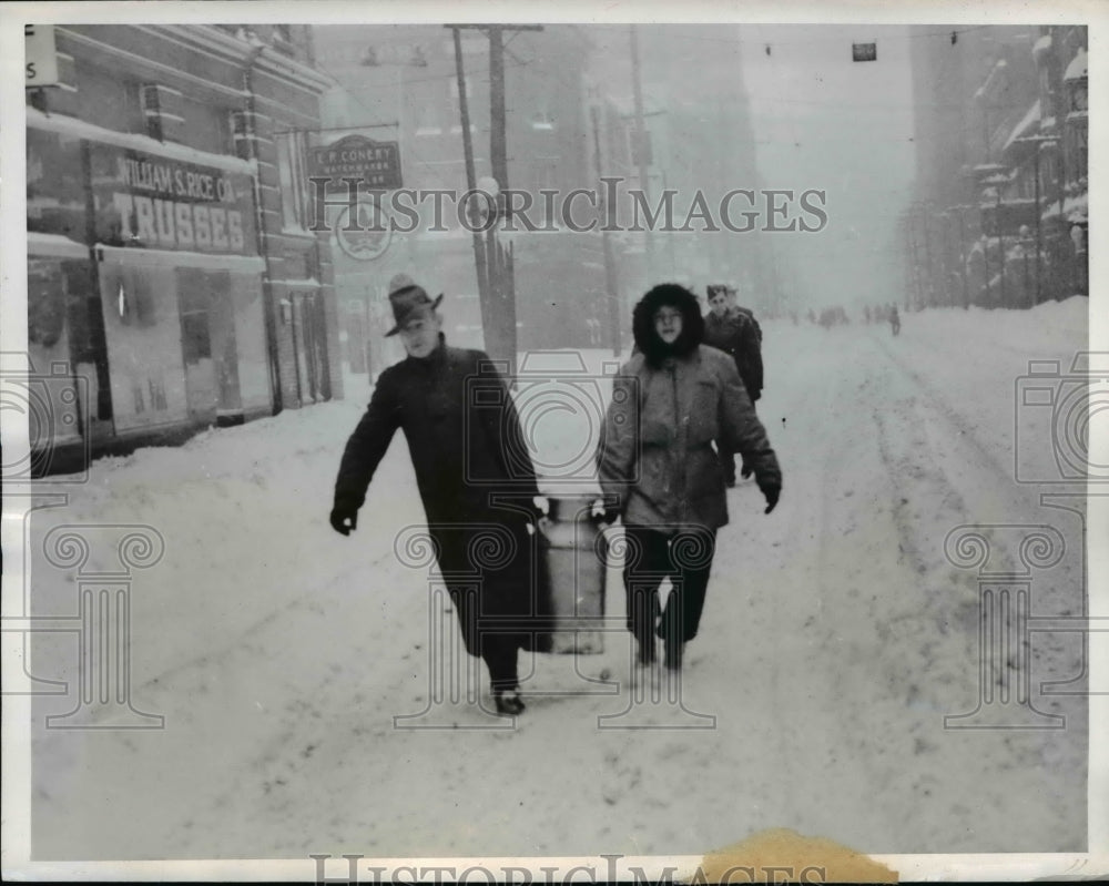 1944 Press Photo Toronto with city crippled by snowstorm these restaurant worker