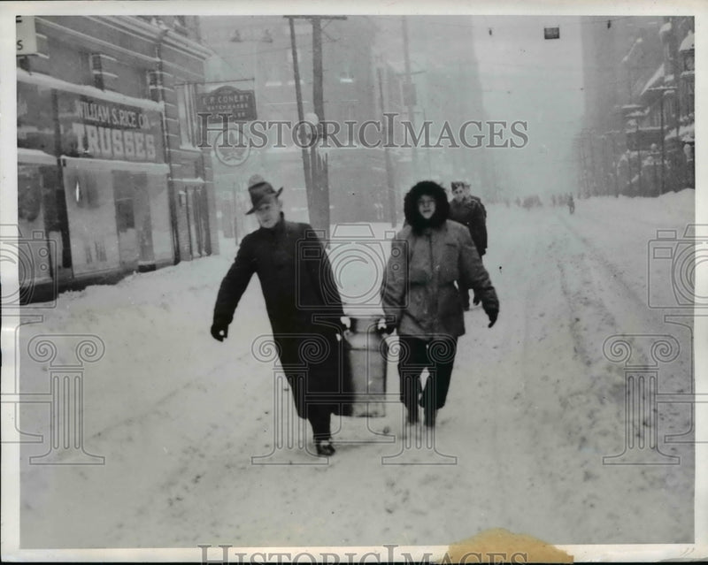 Load image into Gallery viewer, 1944 Press Photo Toronto with city crippled by snowstorm these restaurant worker
