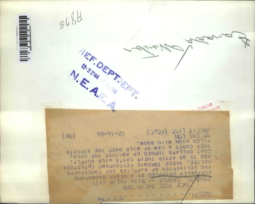 1944 Press Photo Toronto with city crippled by snowstorm these restaurant worker