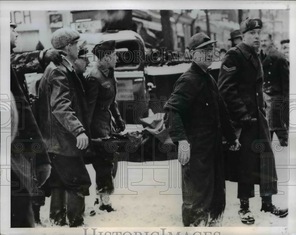 1944 Press Photo Toronto Candadian servicemen lend a hand as rescue workers help