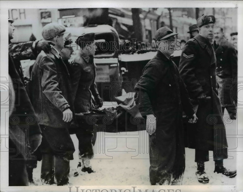 Load image into Gallery viewer, 1944 Press Photo Toronto Candadian servicemen lend a hand as rescue workers help
