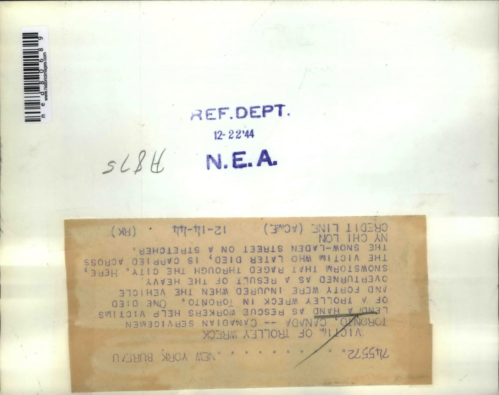 1944 Press Photo Toronto Candadian servicemen lend a hand as rescue workers help