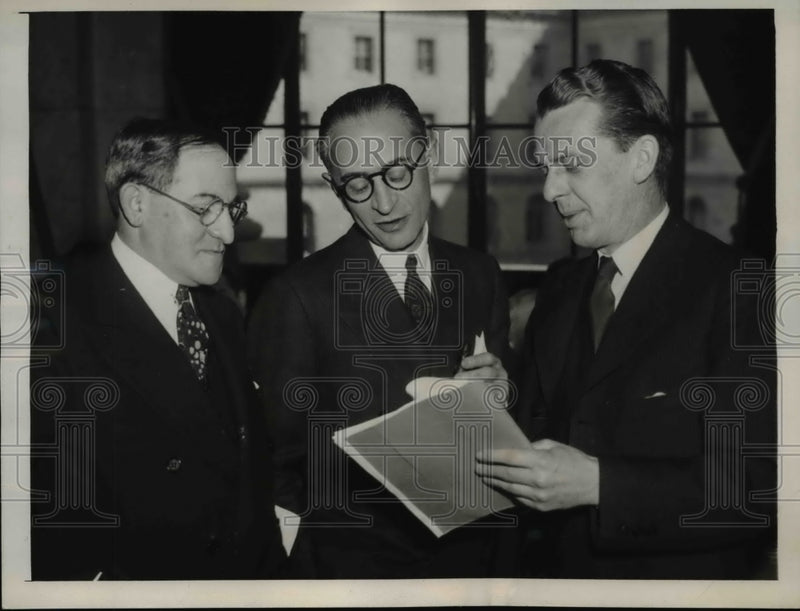 Load image into Gallery viewer, 1939 Press Photo Liquor executives, Leo Sack, Lester Jacob and Wesley A. Sturger

