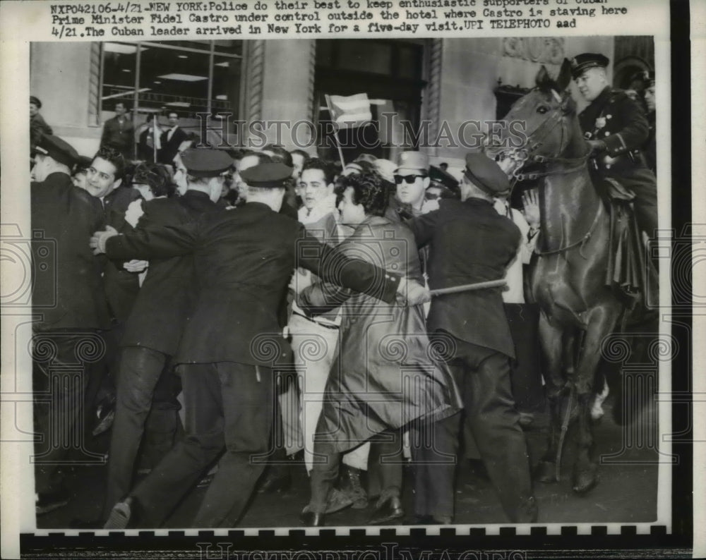 1959 Press Photo Prime Minister Fidel Castro&#39;s followers outside New York Hotel- Historic Images