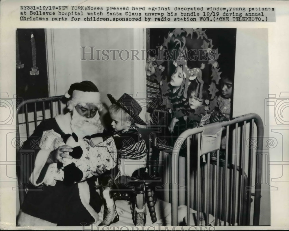 1949 Press Photo New York Santa Bellevue Hospital Christmas Presents Children