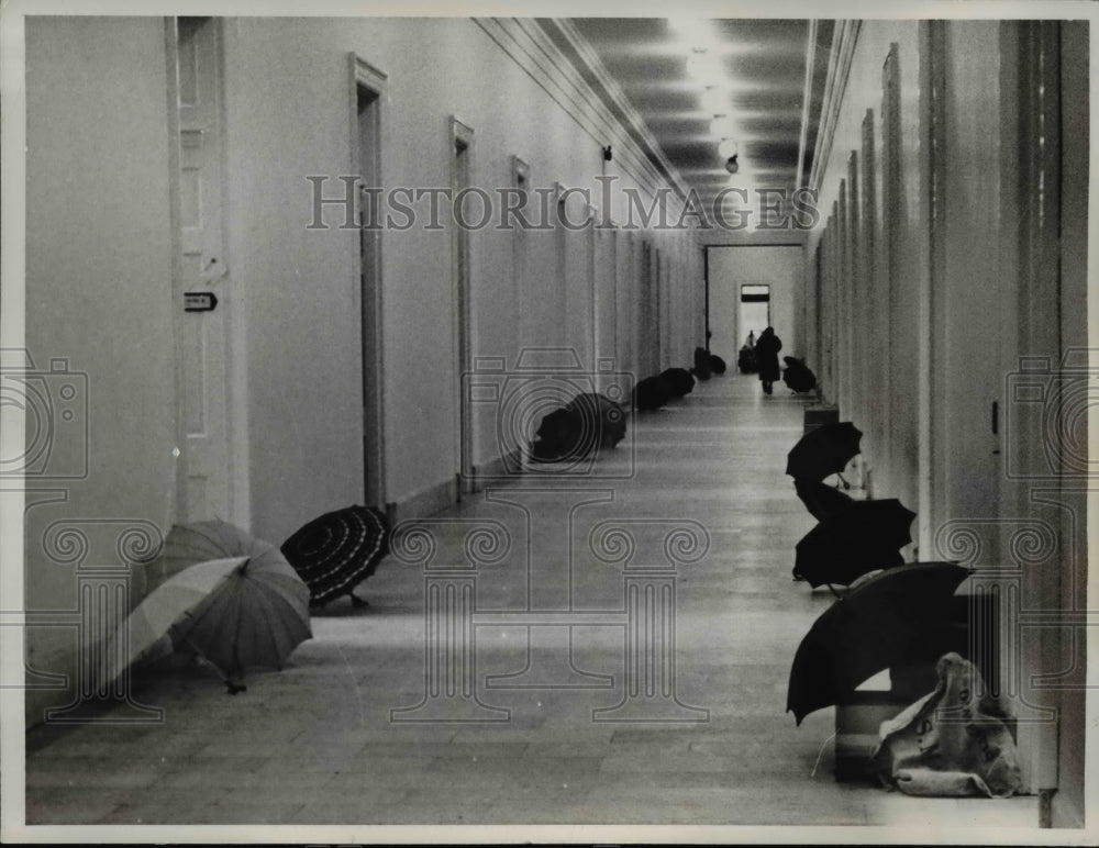 1961 Press Photo Washington DC Like sentries dripping umbrellas line corridor in