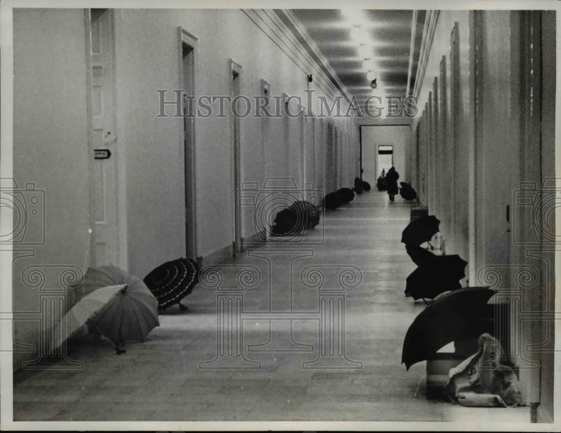 Load image into Gallery viewer, 1961 Press Photo Washington DC Like sentries dripping umbrellas line corridor in
