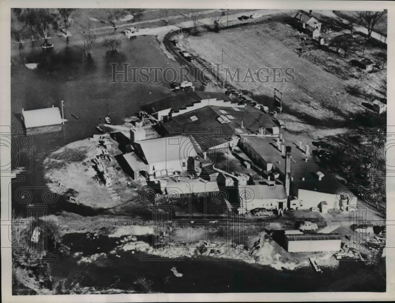 Load image into Gallery viewer, 1952 Press Photo Madison Wisc aerial view of Mississippi flood waters creeping
