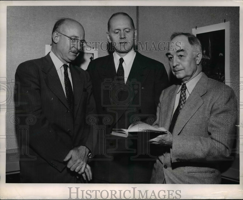 Load image into Gallery viewer, 1952 Press Photo L-R;Dr. Howard Mumford Jones,Dr. Robert B. Downs &amp; Charles Rush
