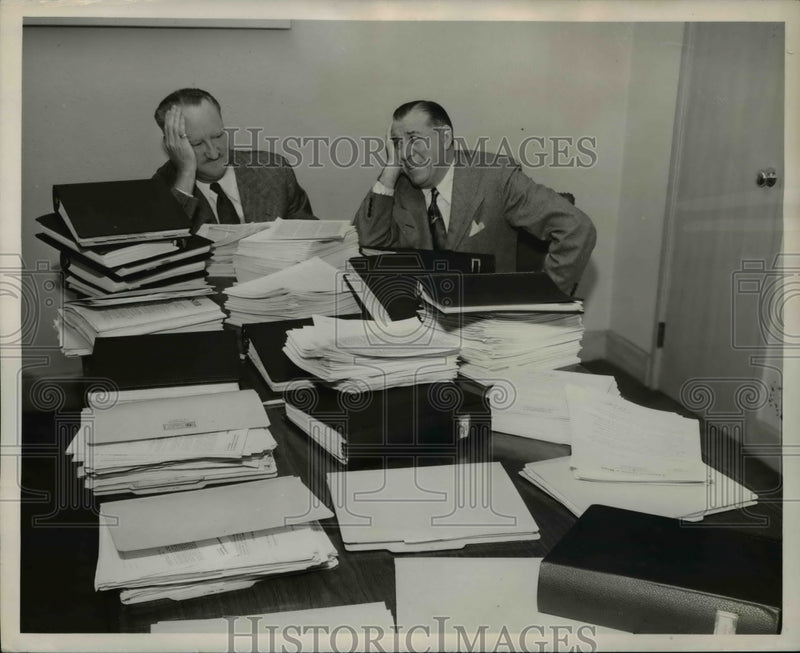 Load image into Gallery viewer, 1952 Press Photo H M France John Graham Government Regulations Steel Wire
